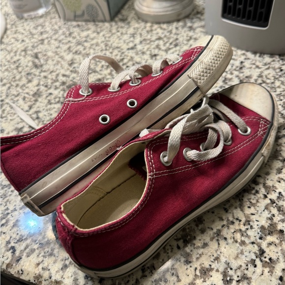 Converse shoes, maroon not red - Picture 2 of 3